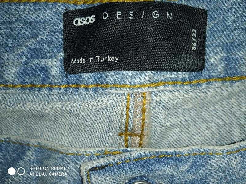 В наличии
Прямые джинсы в стиле 90 -х р. 52
ASOS
