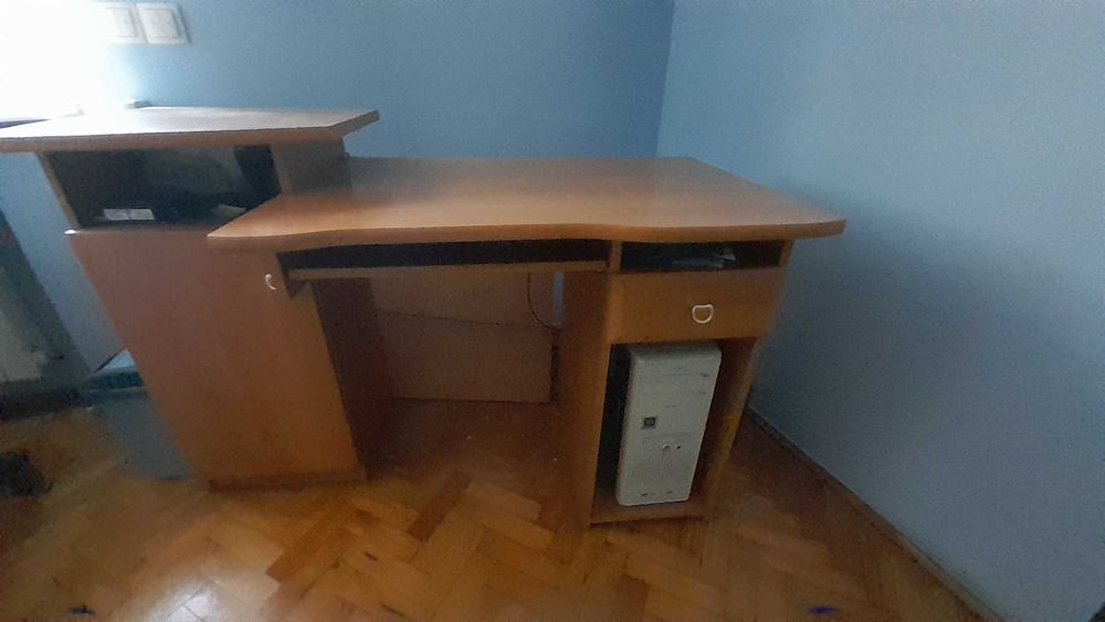 Biurka olcha z krzesłami obrotowym