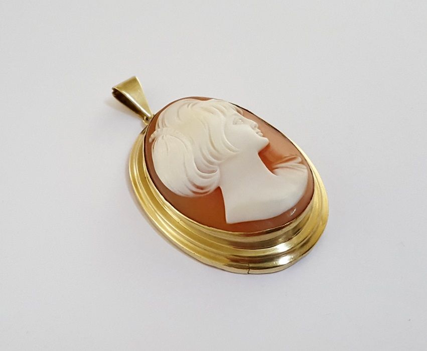 Złoty medalion zdobiony kameą z około 1930 roku