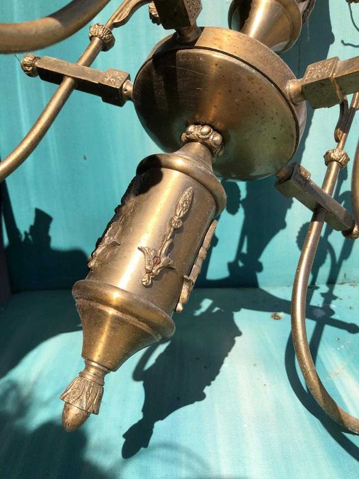 Candeeiro Vintage em Latão. em bom estado. Alguns detalhes de flores