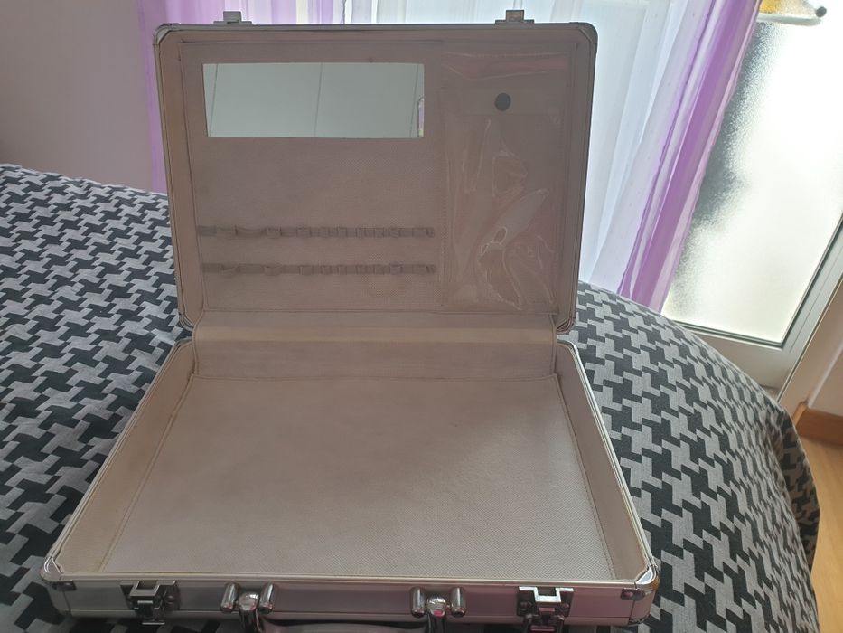 Mala de maquilhagem vazia