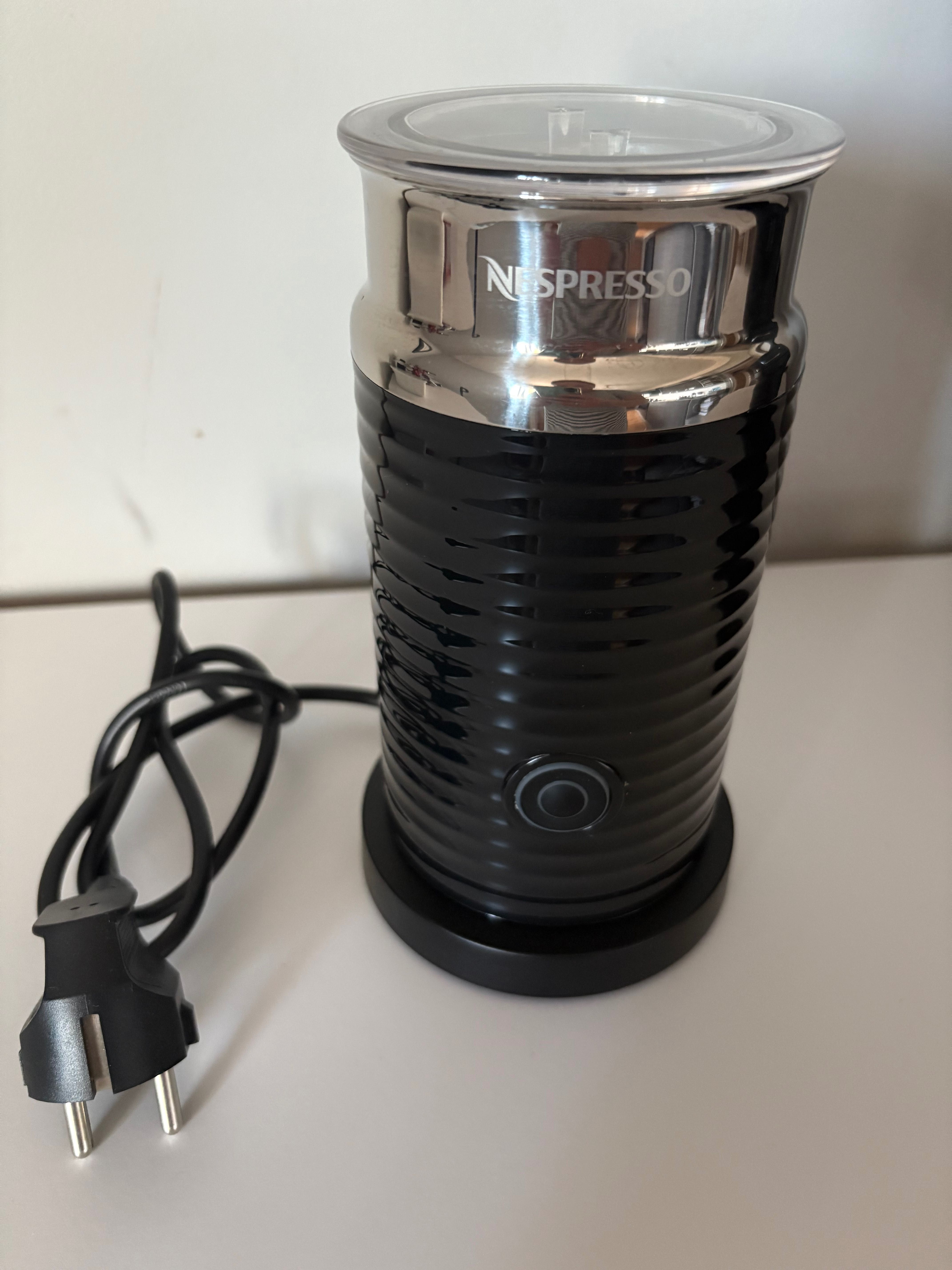 Ekspres do kawy plus spieniacz do mleka zestaw Nespresso