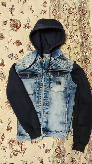 Куртка джинсова на підлітка.