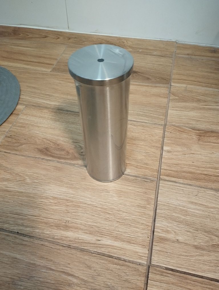 Sprzedam szczotkę do WC i koszyk na papier toaletowy.