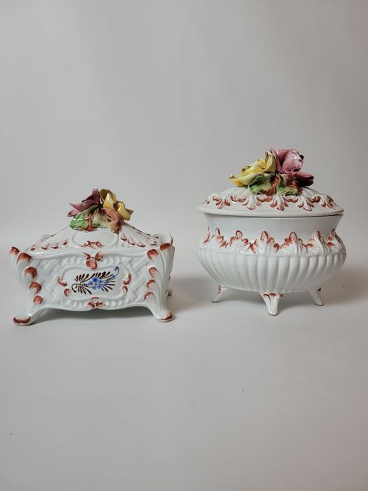 Porcelanowe szkatułki z kwiatami