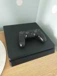Konsola PlayStation 4 slim.