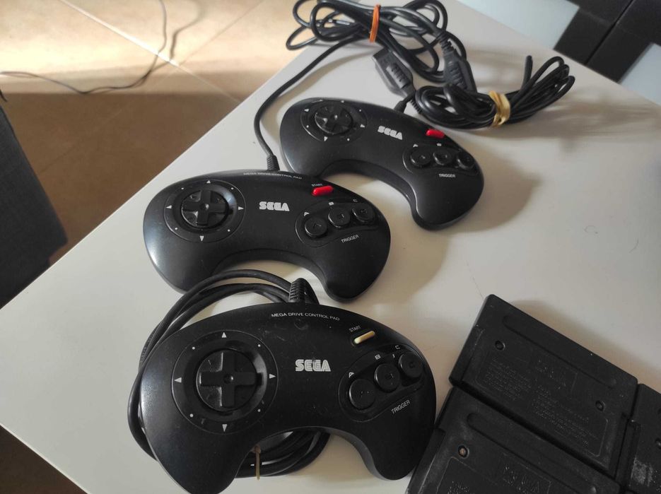 Consola Sega Megadrive 2 com 3 Comandos e 7 Jogos