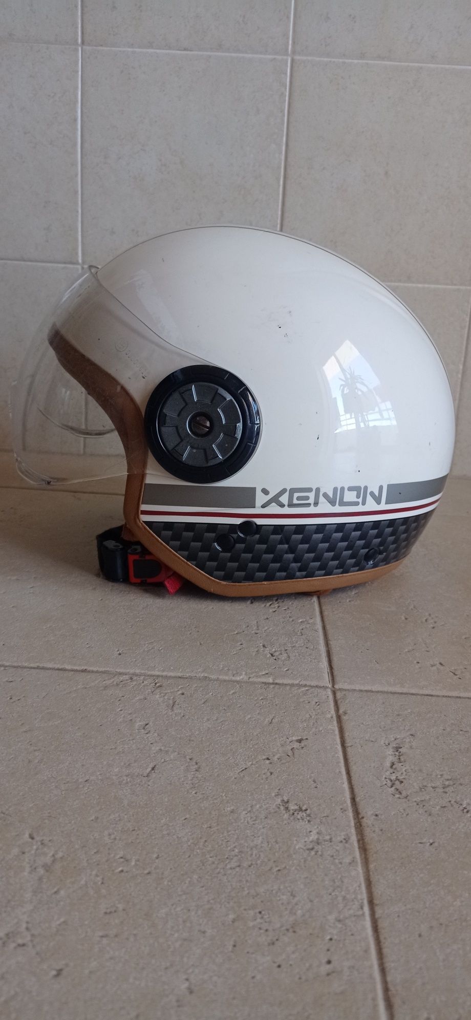 Capacete da marca Xenon