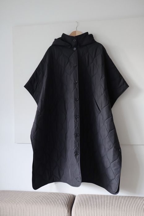 COS Czarny pikowany płaszcz peleryna