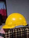 Nowy kask budowlany