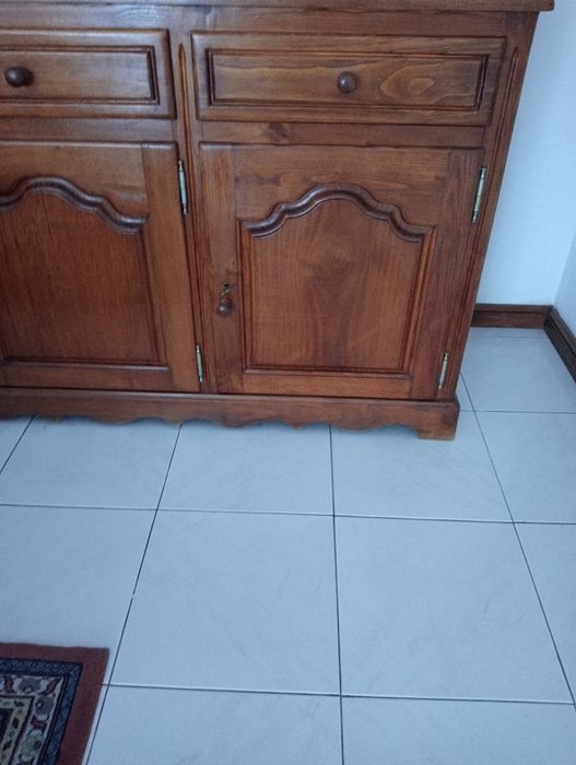 Móvel em castanho para sala