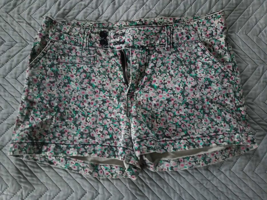 Krótkie spodenki w kwiaty z kieszeniami.