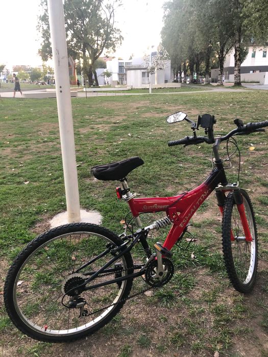 Bicicleta BTT com suspensão total