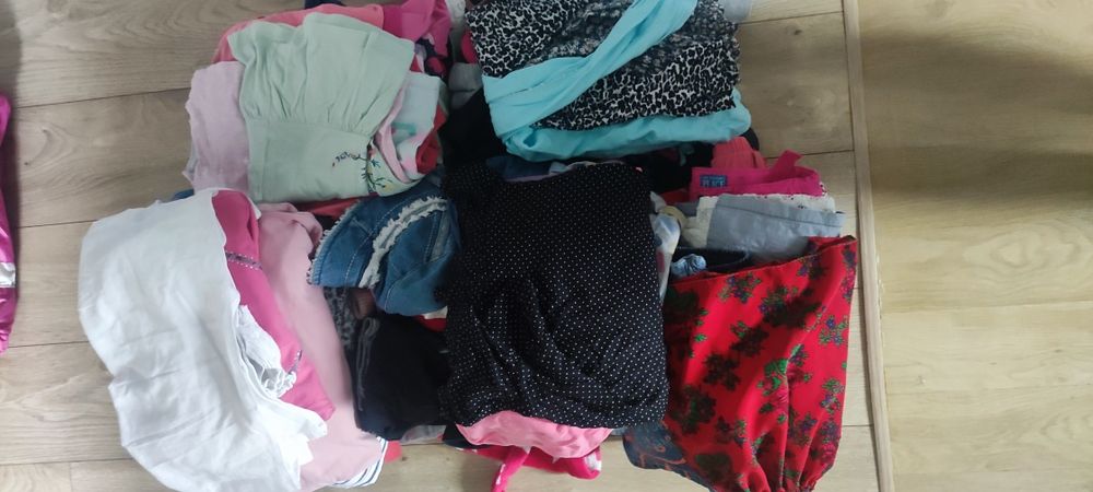 Paka ciuchów dla dziewczynki 110-122
Niektóre do 128 
Wiek 3-6 lat
Kil