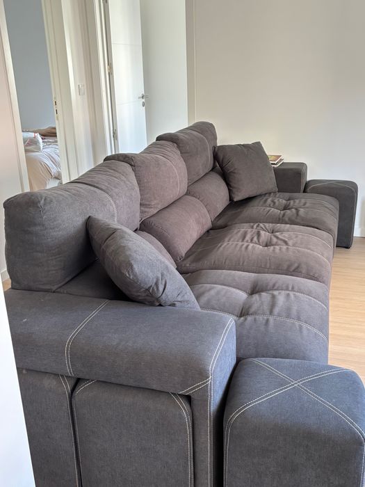 Sofá cinza com puffs