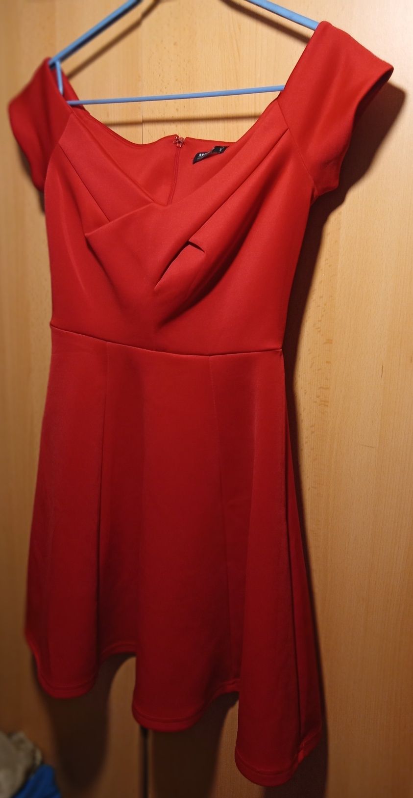 Czerwona sukienka koktajlowa Reserved S mini rozkloszowana
