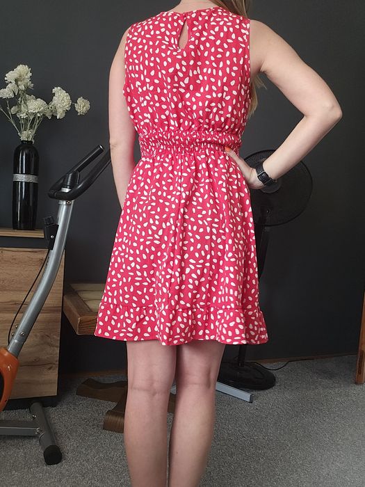 Czerwona sukienka w groszki