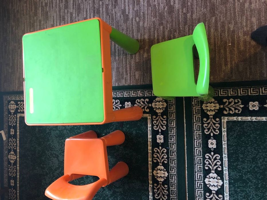 Дитячій стол і два стільця