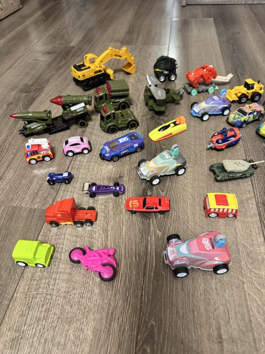 Набір машинок різні