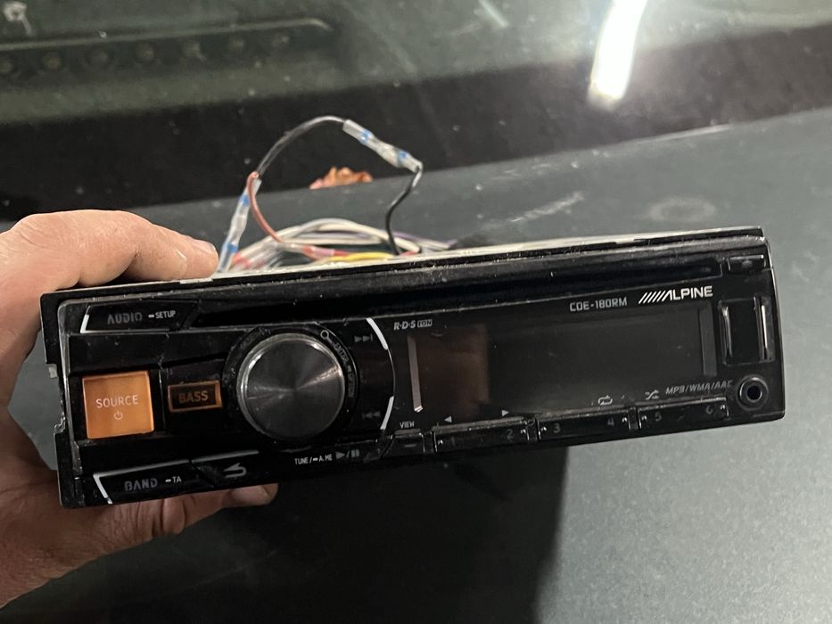 Продам автомагнитолу ALPINE CDE-180RM
