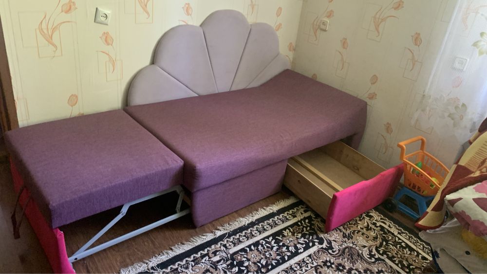 Продається диван для дівчинки в доброму стані,як новий