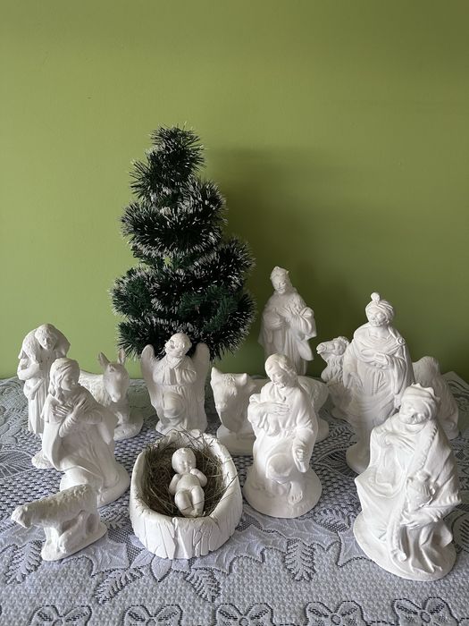 Szopka żłóbek białe gipsowe figurki Boże Narodzenie okazja zima
