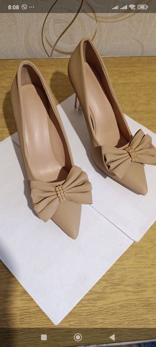 Продам новые бежевые туфли, 38 размер, на каблучке. Каблук 9 см.