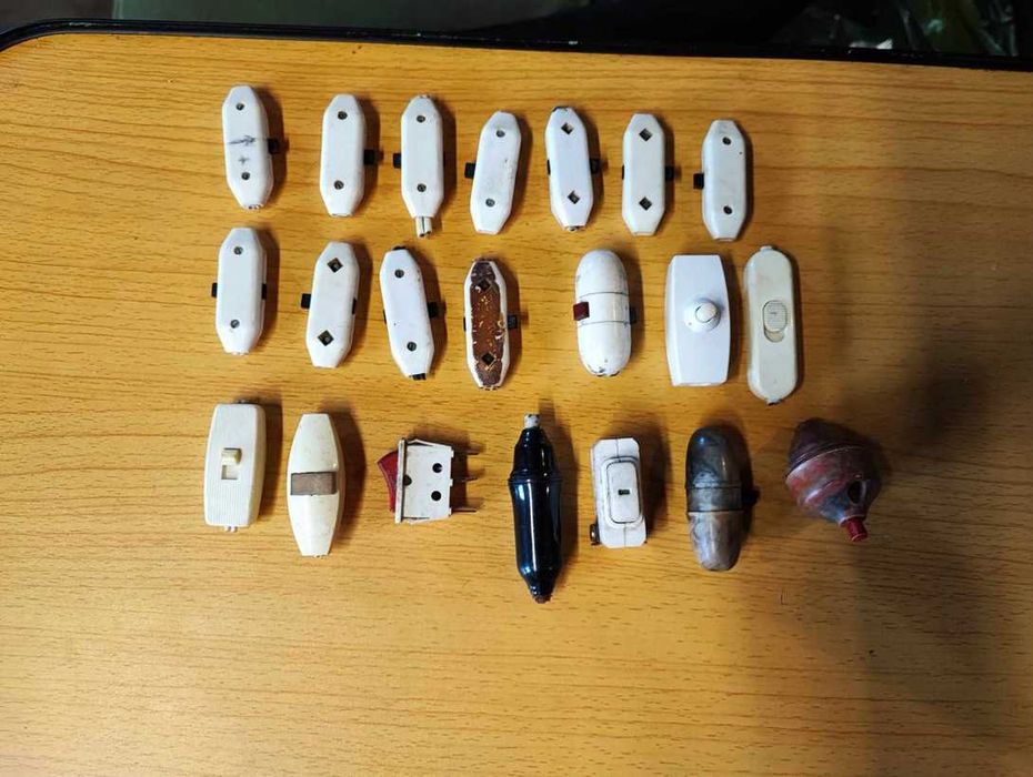 Bakelitowy wyłącznik,pstryczek elektryczek,cena za 1 szt.