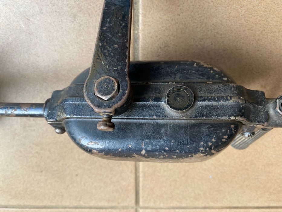 Stara wiertarka ręczna.