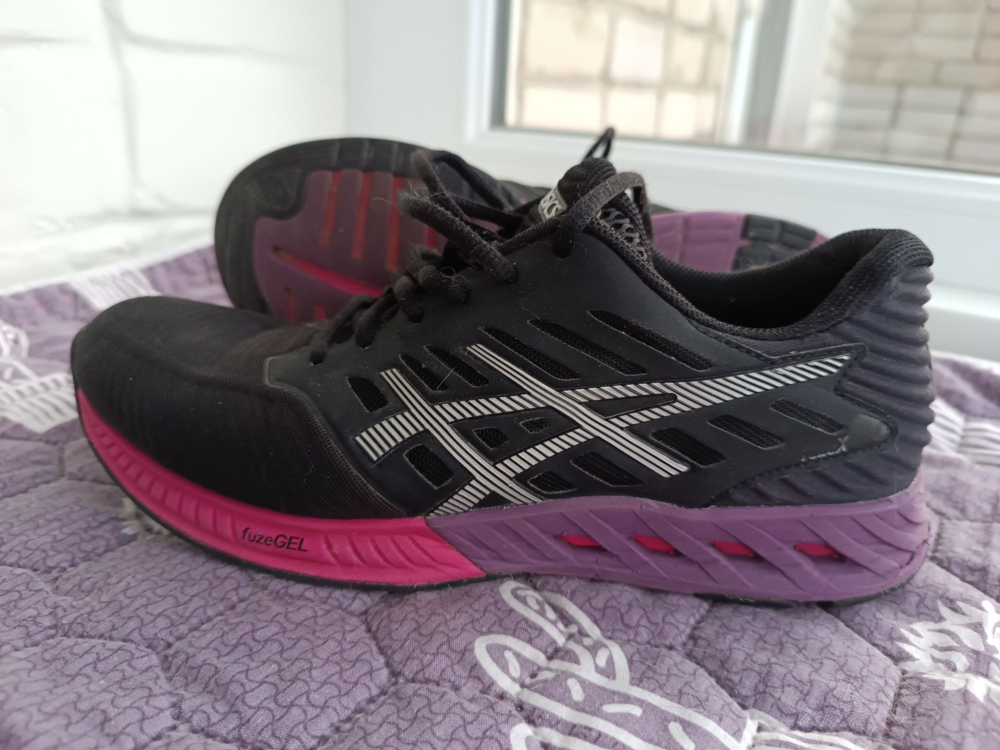 Продам летние кроссовки ASICS