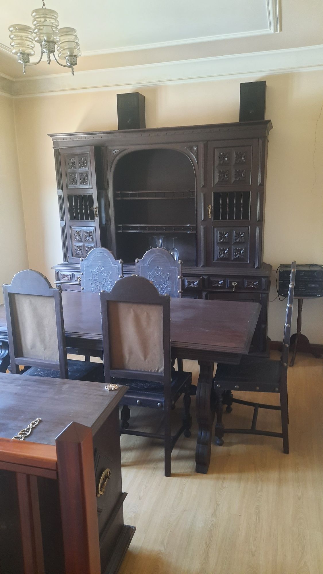 Sala, mesa com cadeiras e móvel