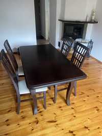 Stół drewniany z czterema krzeslami