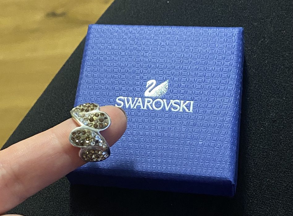 Piersionek srebrny z ozdobnymi kamieniami Swarovski