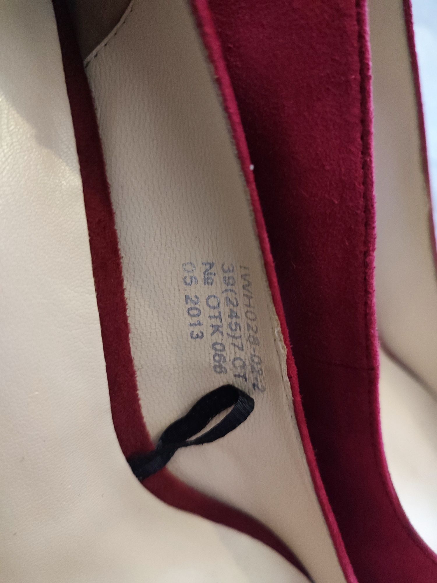 Nowe Buty na obcasie rozm 39