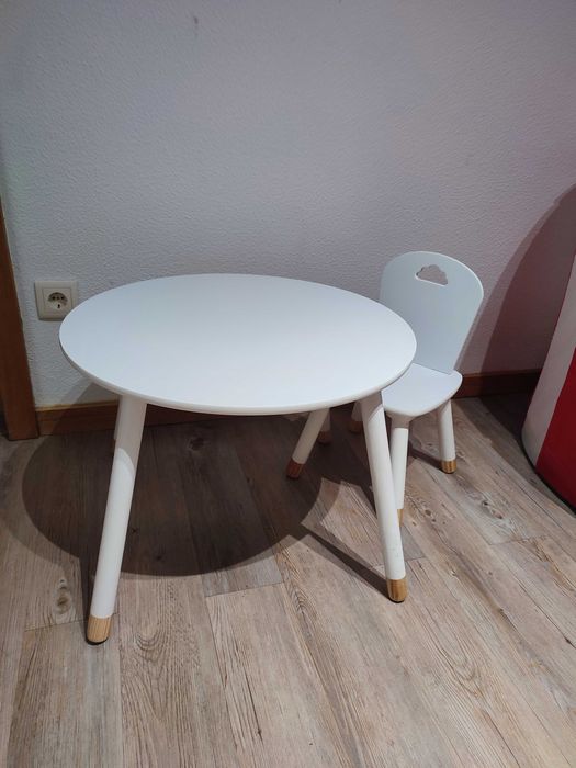 Mesa e cadeira para criança