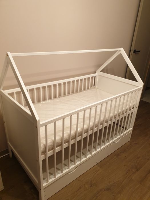 Białe łóżeczko 70x140 dla niemowlaka, dziecka, typu domek, Piętrus