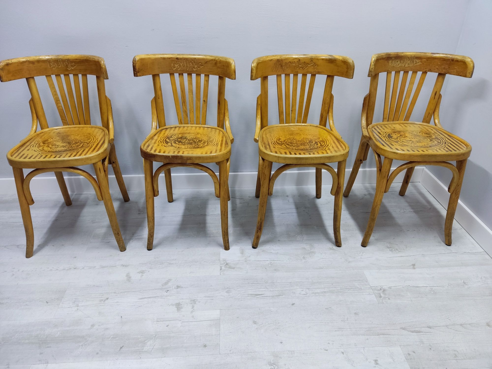 Krzesła Thonet drewniane 12 szt
Meble używane. Noszą ślady użytkowania
