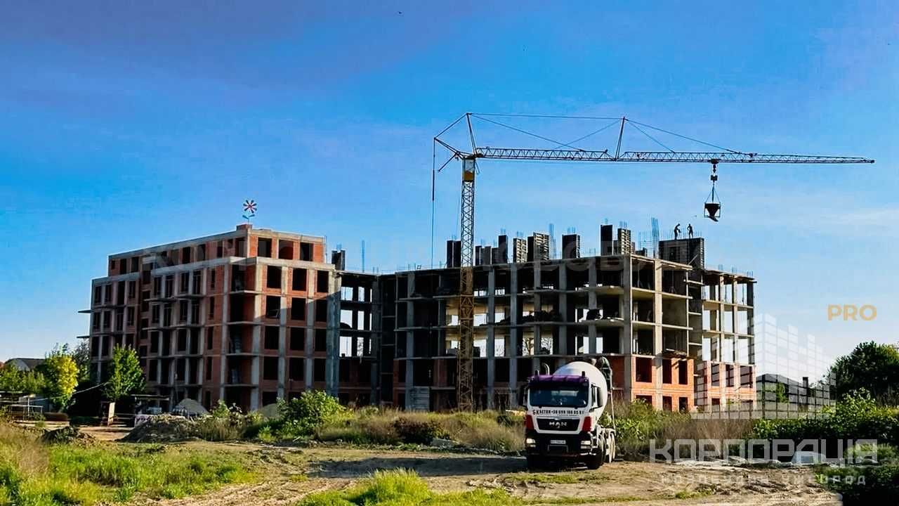 Бізнес-клас у клубному комплексі з панорамним видом на замок та річку