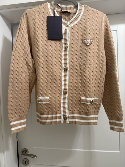 Śliczny sweter z miękiej dzianiny, wyszywane logo r. 40