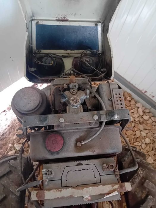 Trator  tração às 4 motor de arranque que pega na chave e documentação