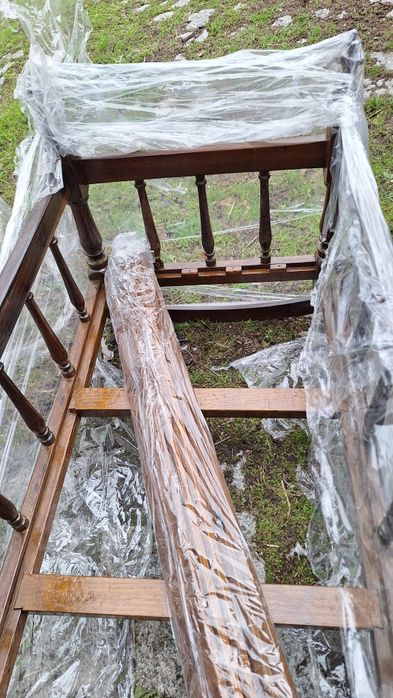 Berço em pau santo e balancé lateral