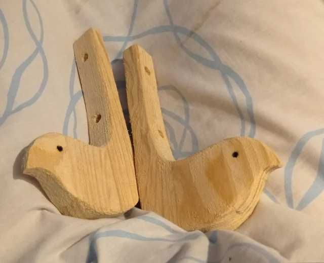Conjunto de quatro cabides em pinho.