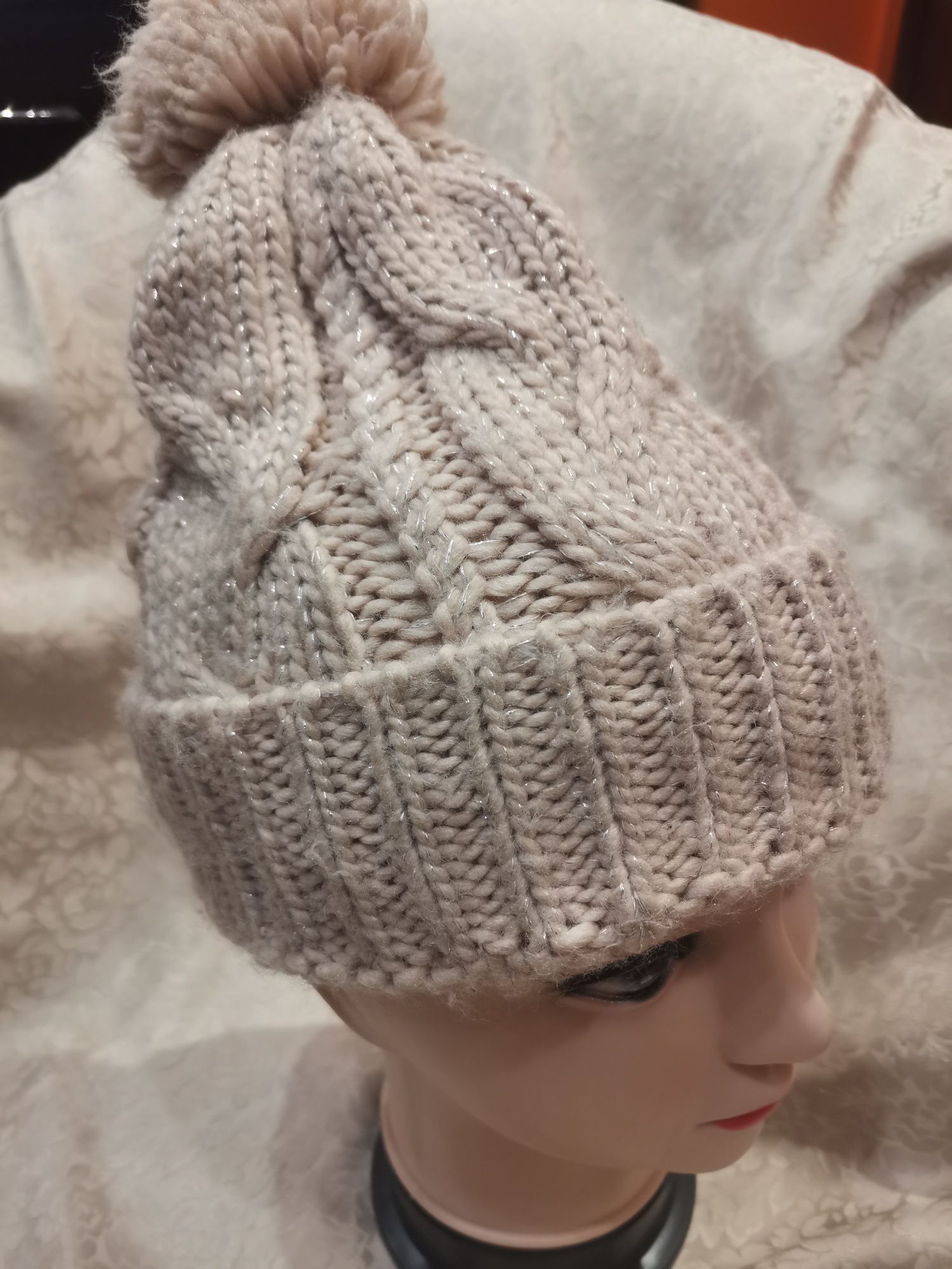 Zimowa czapka damska H&M One Size, kremowa, srebrna nitka