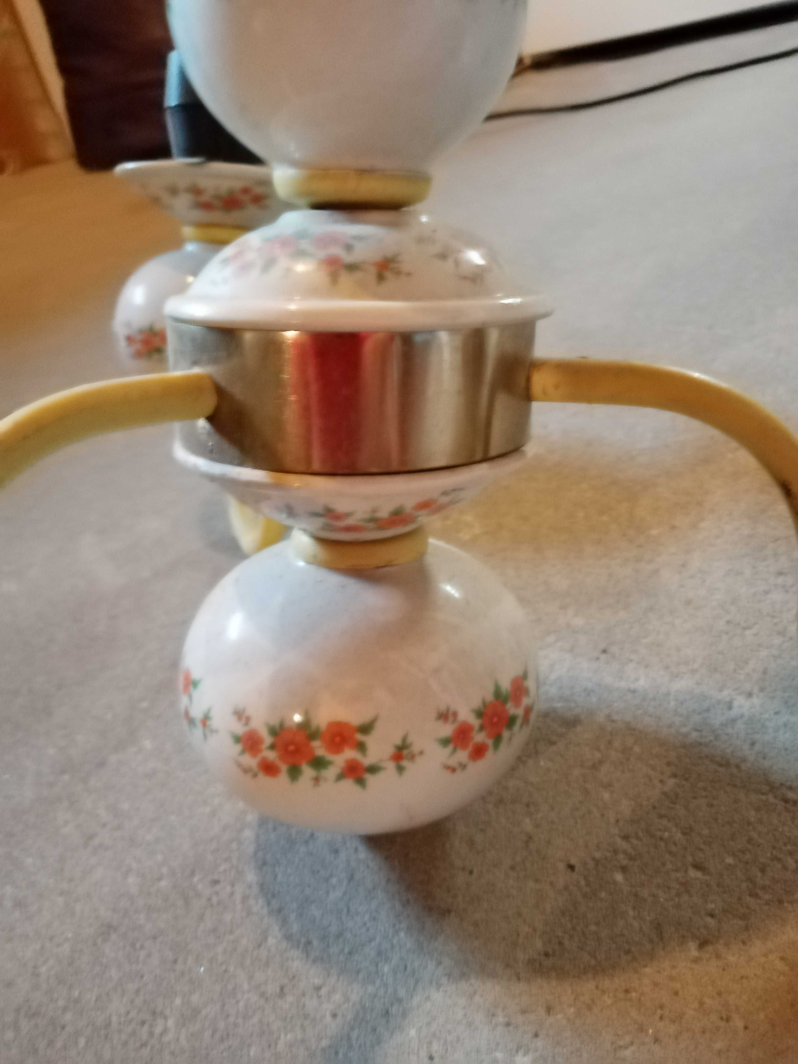 Stary żyrandol z elementami porcelanowymi