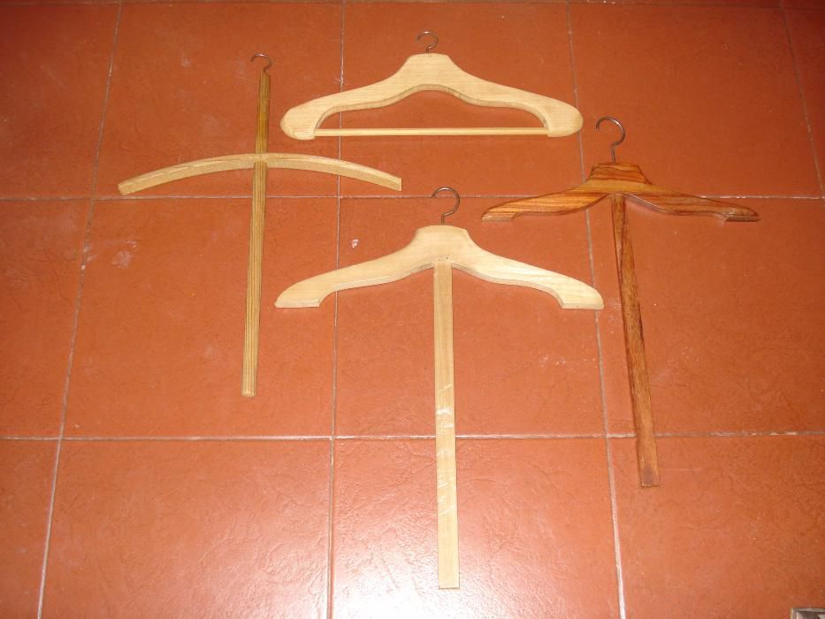 Conjunto de cabides antigos em madeira. Anos 50-70