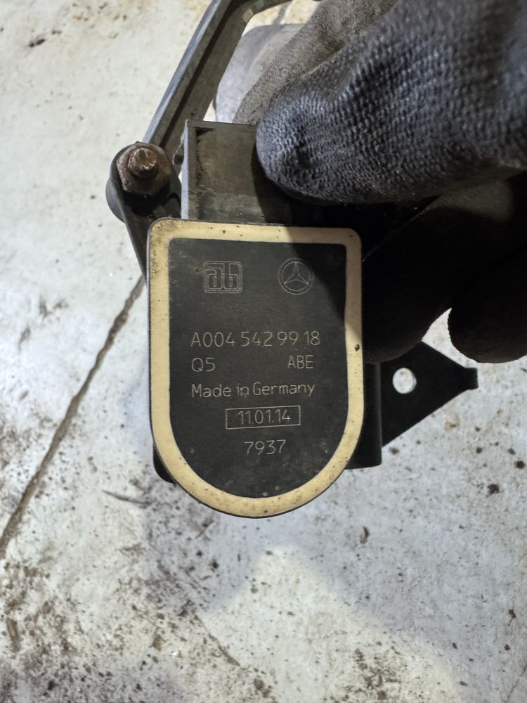 Датчик положения кузова mercedes Gl  A0045429918