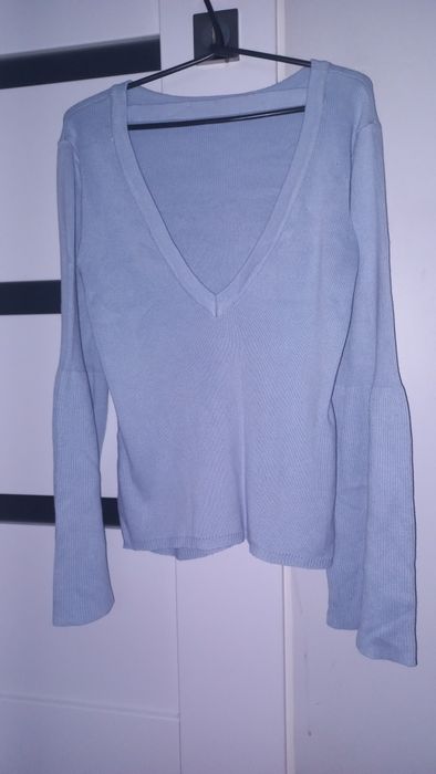 Sweterek błękitny z wycięciem na plecach,rozszerzane rękawy