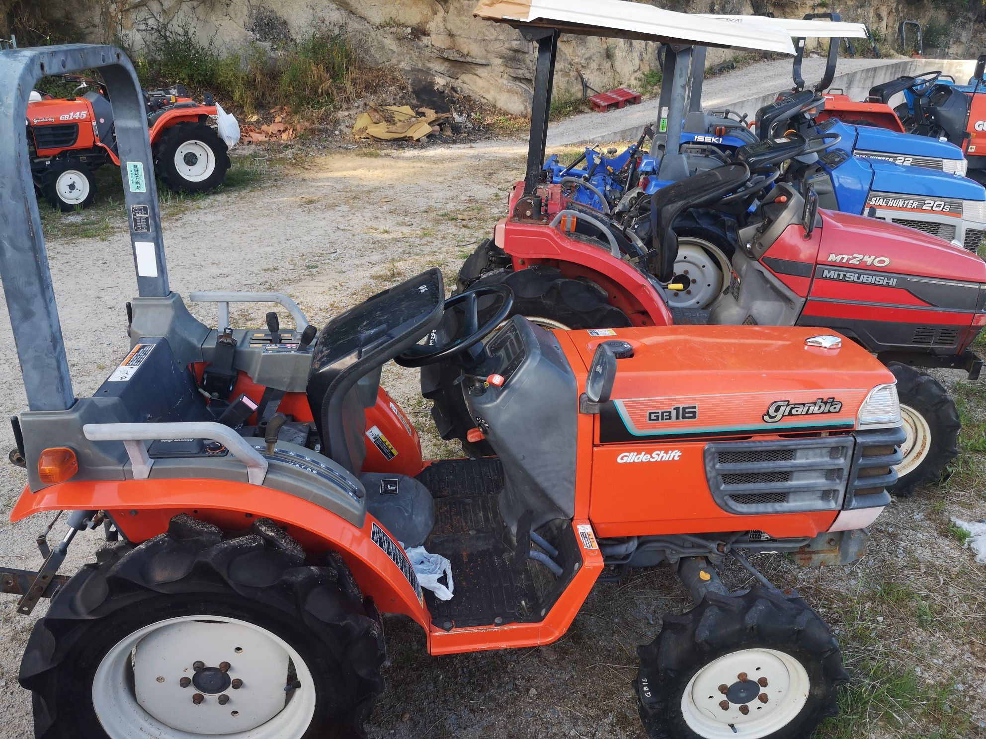 Vendo tratores de 3 cilindros 4x4
