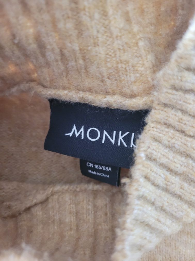 Musztardowy sweter oversize szerokie rękawy Monki