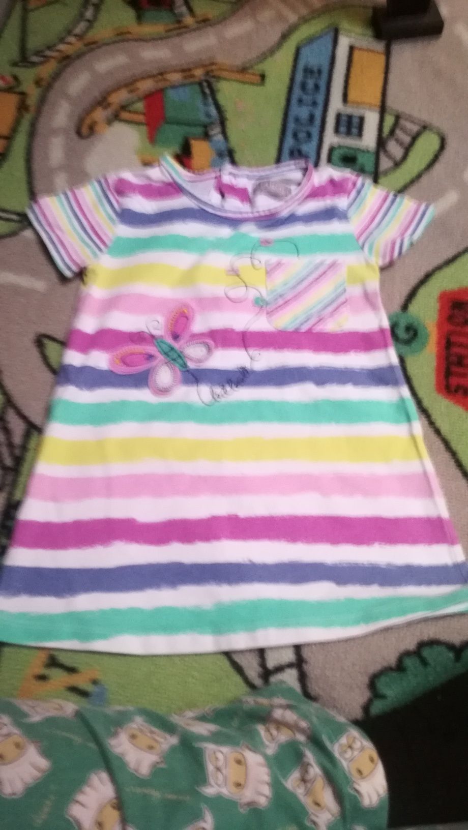 Varias roupas de menina